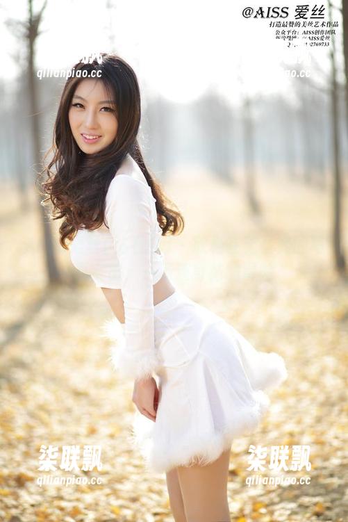 AISS爱丝(钻石版) - 欣杨在无圣光的写真宇宙：一场连身袜的冒险