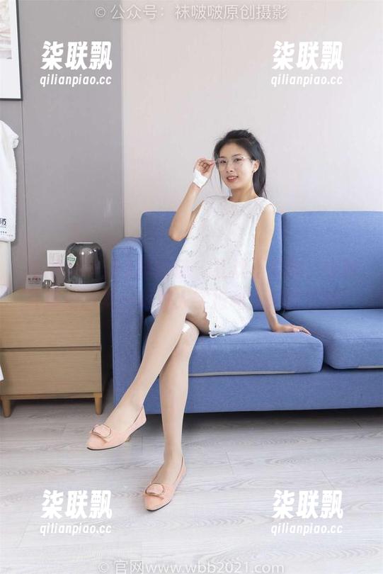 BoBoSocks袜啵啵-小甜豆 BoBoSocks袜啵啵 - 狂欢不停歇,小甜豆最新图集—两双人字拖和无尽的乐趣!