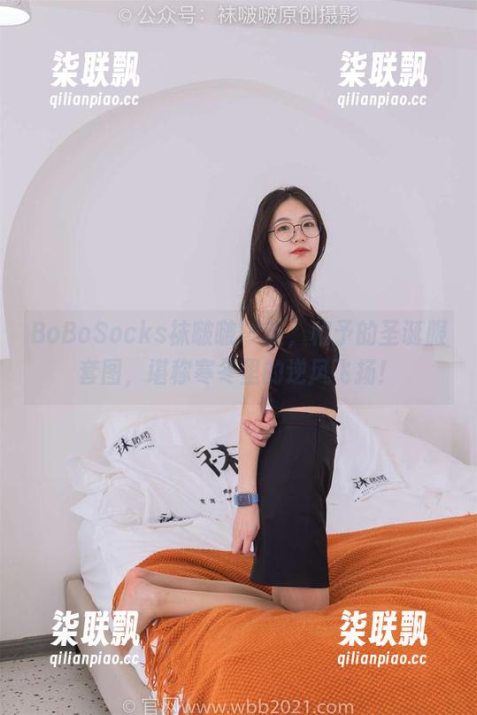 BoBoSocks袜啵啵 - 哇，稚予的圣诞服套图，堪称寒冬里的逆风飞扬！