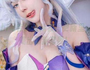 在Machi马吉的最新套图更新里，女友又美出了新高度！