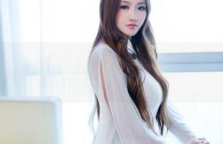 TuiGirl推女郎 – 这原图里的何奕恋，皮衣如此撩人，分享的时候小心心脏承受不住哦！