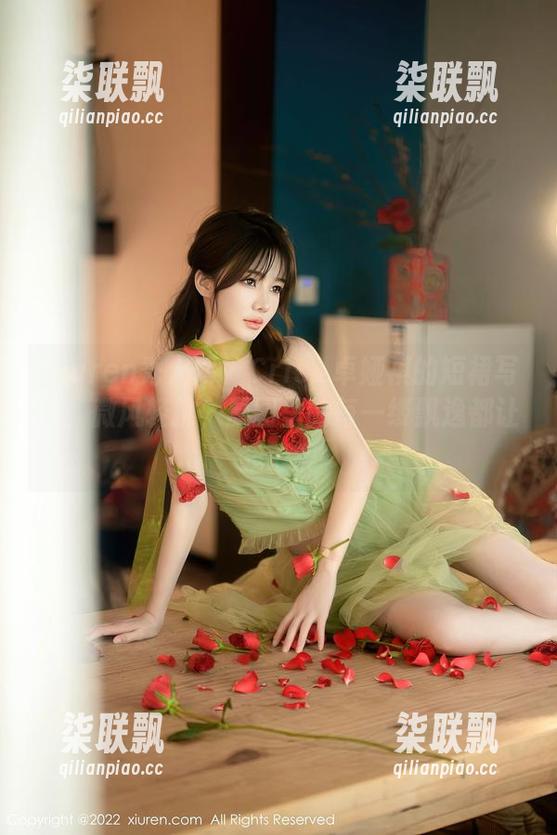 Xiuren秀人网 - Cris_卓娅祺的短裙写真：微风轻拂，原图里的每一缕飘逸都让我心醉