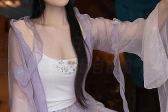 Xiuren秀人网 – 白小喵在海边探索，原图带你感受那份自由的气息！