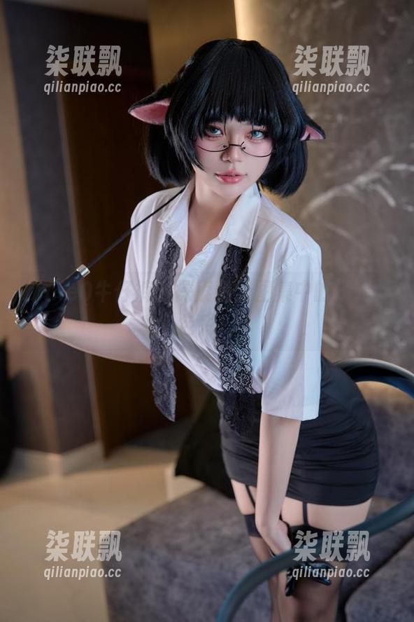 ZinieQ牛仔裤：探索免费图集中的不羁与色彩！