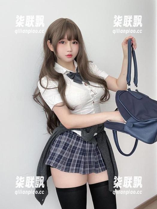 下载依依超级懒的璀璨2.0，真心不怕你发现我偷偷欣赏过！