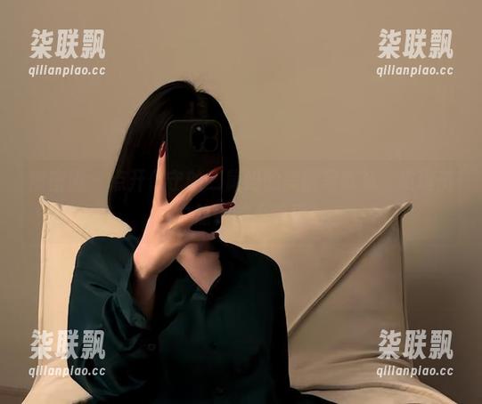 微密圈 - 点开保守的二舅妈的美腿写真集，发现资源中隐藏的小惊喜！