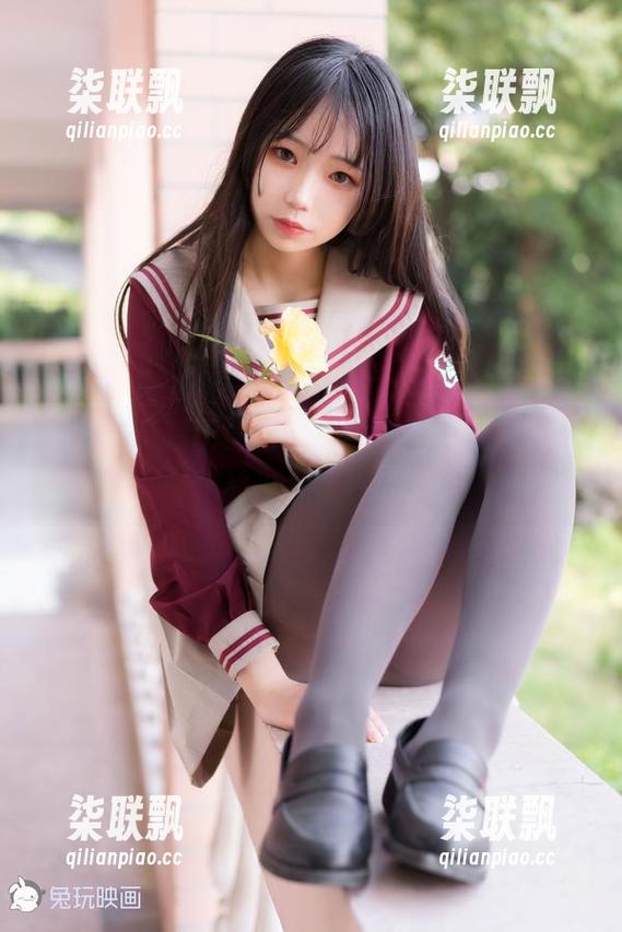 打开兔玩映画最新图包，一起探究那只猫和她的少女神秘故事！