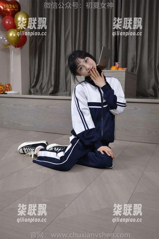 初夏女神 - 双双最新作品探索，港式装扮下的小姐姐们为何如此迷人？