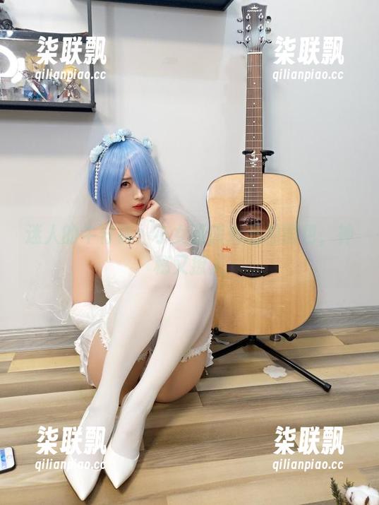 小女巫露娜 迷人的牛仔裤:小女巫露娜私拍图包,神秘又撩人