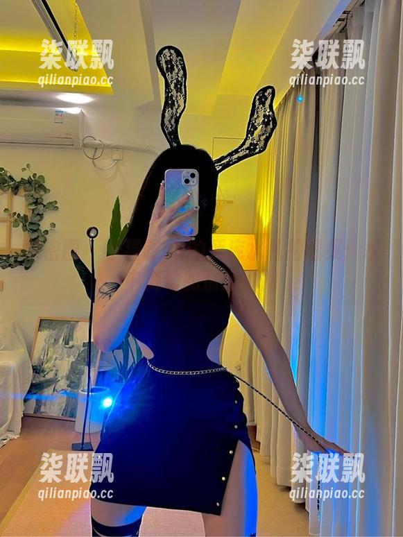 微密圈 - 小猫咪ck的死库水私拍图集：水中舞动的俏皮瞬间