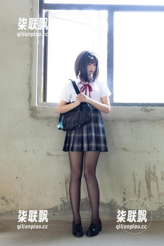 少女秩序 - 晞可连衣裙写真：轻轻飘动的时光套图