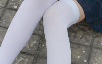 少女秩序与白丝米色短裙的温柔相遇,原图如晨雾般清新,套图让人心旷神怡。