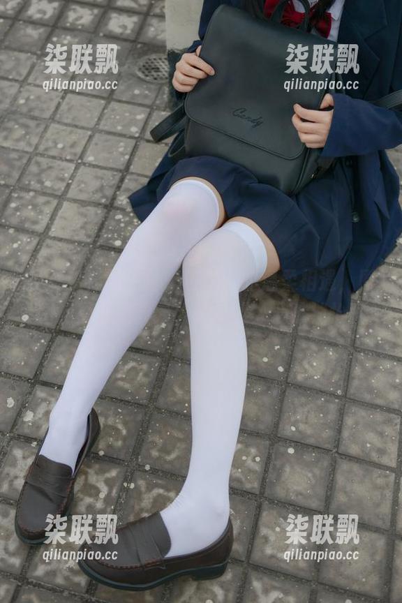 少女秩序与白丝米色短裙的温柔相遇，原图如晨雾般清新，套图让人心旷神怡。