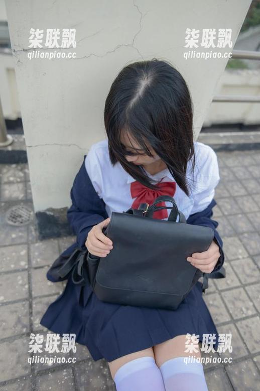 在线穿越时光：少女秩序的白丝红裙图集，仿佛回到那些青涩年华。