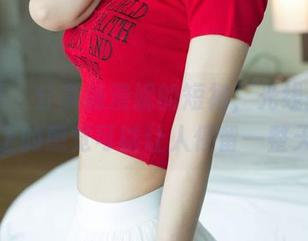 尤果网 – 分享杨漫妮的短裙，光线打在她身上的感觉可以让人停留一整天。