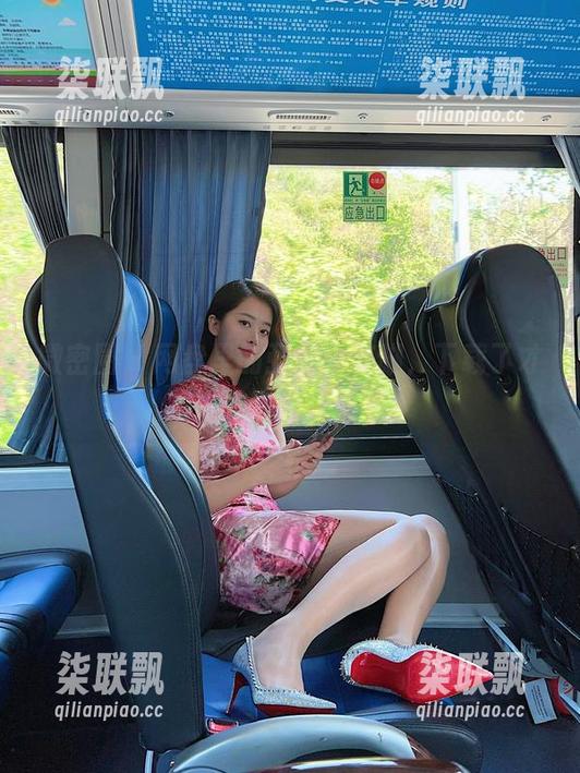微密圈 - 网盘里的张老师美脚，下载了才知道美到底是什么？