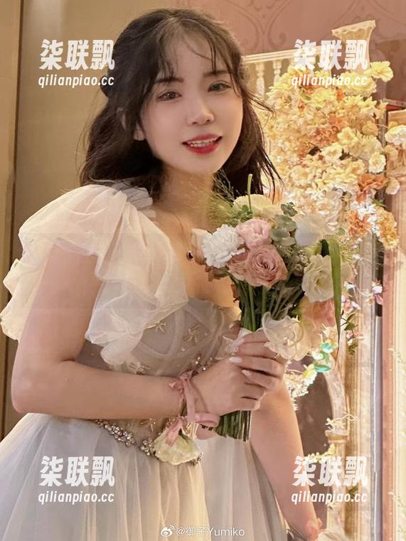御子Yumiko 口罩外的魅力:御子Yumiko的定制写真大揭秘