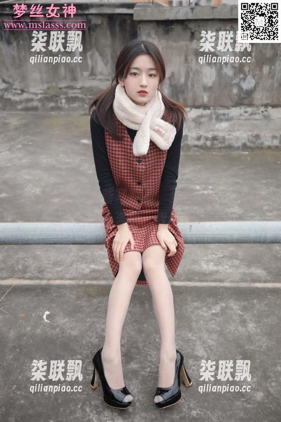 梦丝女神-灵唯 梦丝女神 - 最新写真集,灵唯的泳池逗趣:这游泳姿势,我给满分!