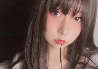 次屁啦的写真作品：眼镜里的微妙暗示，你懂的。