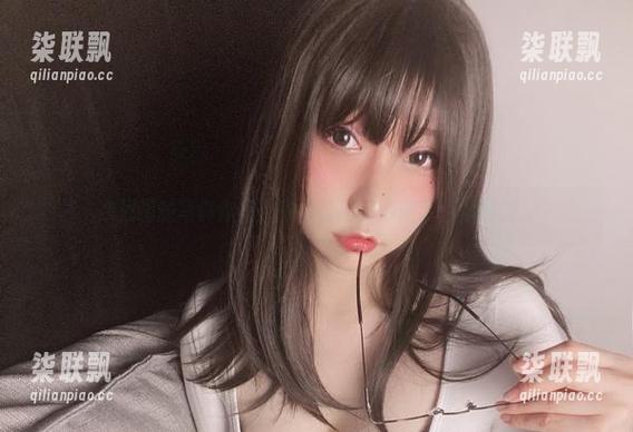 次屁啦的写真作品：眼镜里的微妙暗示，你懂的。