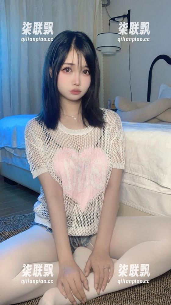 一张原图撩心动！洛桑w伊梓的喜多川海梦，气氛就像夏天的风，轻盈又热烈！