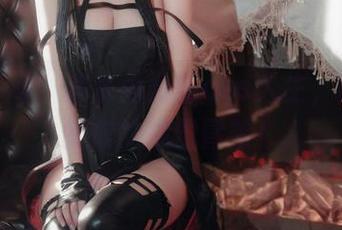 红色梦幻：清水由乃的cos人生，图片成就你的视觉冒险！
