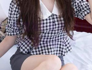 物恋传媒 – 轻盈灰色棉袜，Elise在无圣光中的静谧写真