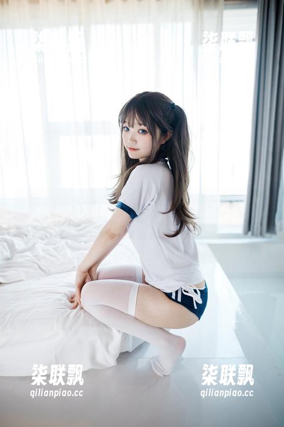 一脉温情：神沢永莉的Suiri圣诞少女精选写真