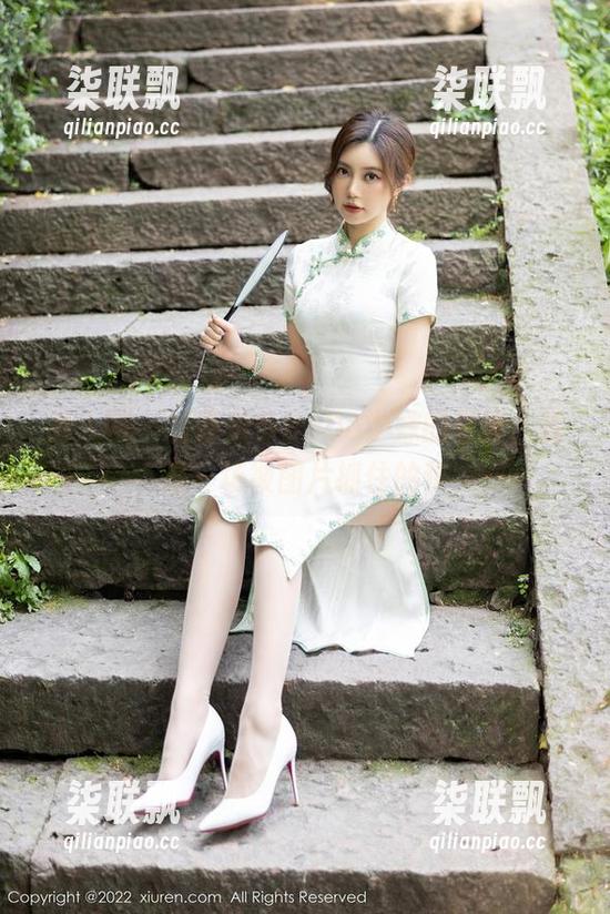 秀人网 - 看养乐多DoDo学妹的写真，就是一场被图片抓住的梦
