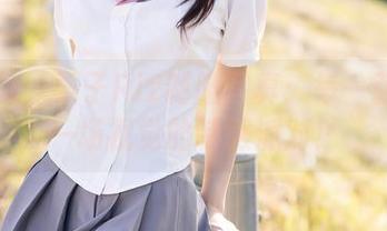 秀人网 – 栗子Riz制服写真:每一张都是一场视觉的制服派对!