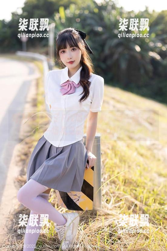 秀人网-栗子Riz 秀人网 - 栗子Riz制服写真:每一张都是一场视觉的制服派对!