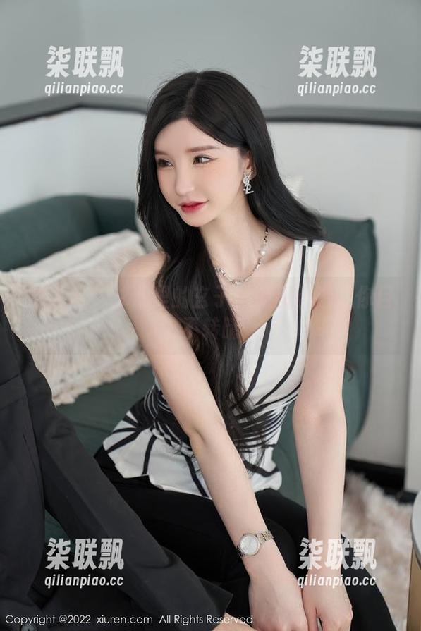 秀人网 - 泳池里的玄子：原图精选让你目不转睛
