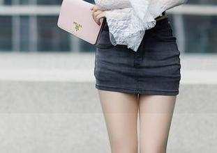 秀人网 – 一组让人心动的白甜制服写真：轻盈与诱惑并存