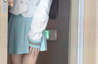 秀人网 – 又是一组米妮大萌萌旗袍图片更新，看看这几何美学如何征服你。