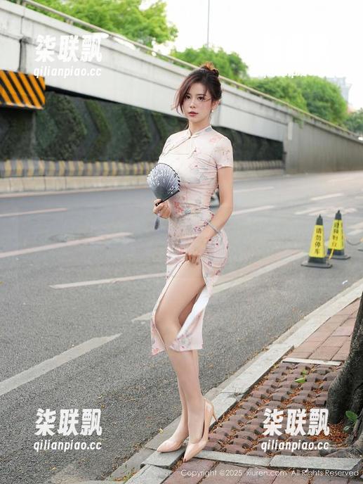 秀人网 - 在看趁热拿铁latte的比基尼集合图，心里默念‘要变成她’的日子！