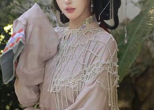 秀人网 – 厨娘之魅:邹晶晶女王带你定制你的高光时刻,真让人感到肉麻。