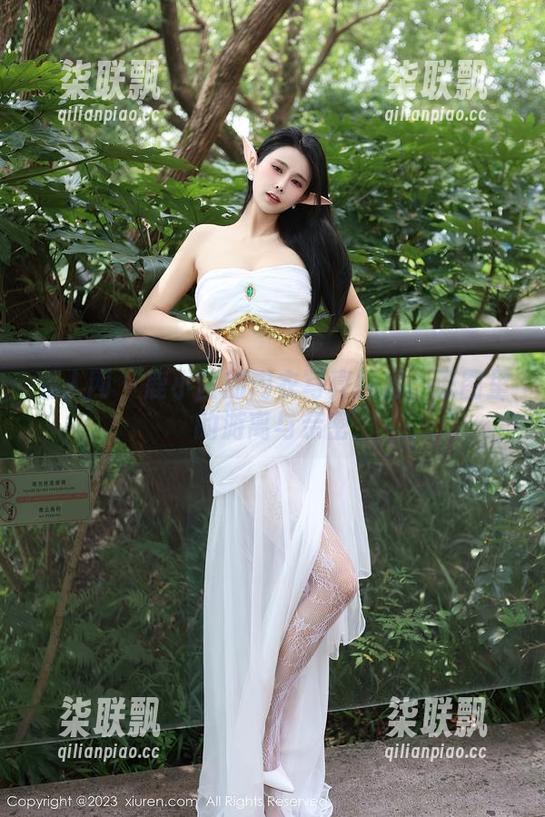 秀人网 - 鹿小茜的内衣写真探秘：原图里的游离与亲密