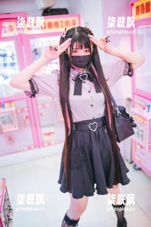 风格女神落落Raku与她的修女梦游：最新图库让人想不明白！