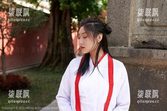 蜜桃社-真希 蜜桃社 - 真希姐姐:这套图是专为谁打造的?看了一眼我就迷失了