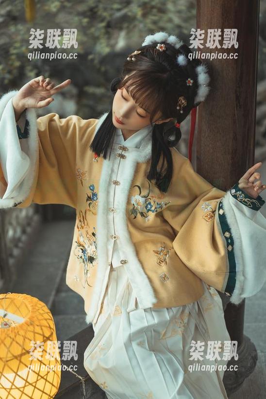 蠢沫沫 婚纱套图大揭秘:蠢沫沫化身白精灵,勇敢直面镜头的尴尬瞬间!