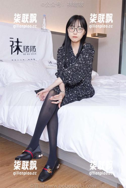 袜啵啵 - 最新小沫黑丝套图：有了这组，其他都不重要了！