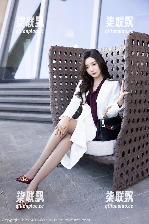 语画界 - 摄影师有点懵！Angela小热巴的浴室衬衫好像把整个“写真”都变了样！