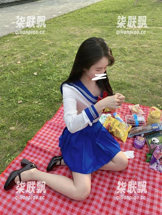 微密圈 - 软妹小九九图库开门见山：黑丝儿油亮，那种诱惑真让人难以抗拒！
