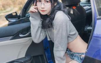 逐月Su丝袜诱惑，想看全套原图？来，这儿就有！