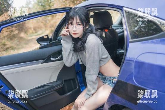 逐月Su丝袜诱惑，想看全套原图？来，这儿就有！