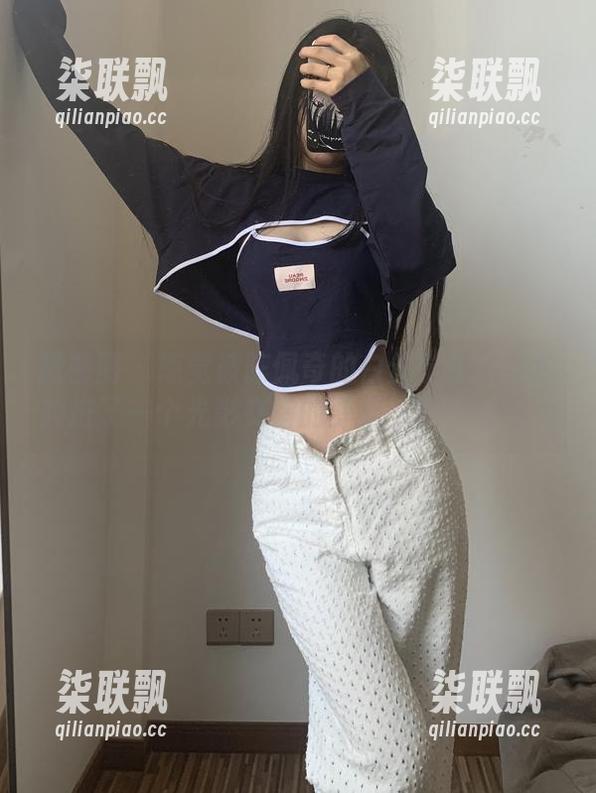 微密圈 - 感觉被陈佩奇的白丝学生装图包拉进了一个光影交错的梦里，回不去了！