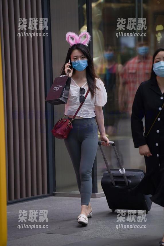 魔镜街拍新作：黑丝改良旗袍少妇，有种让人想一探究竟的冲动！